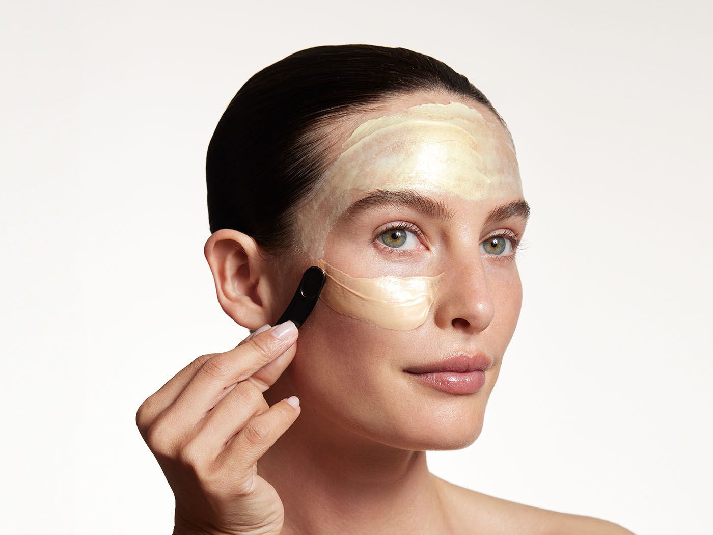 Apply #2 The Mask to the cheeks and orbital zone to restore radiance.